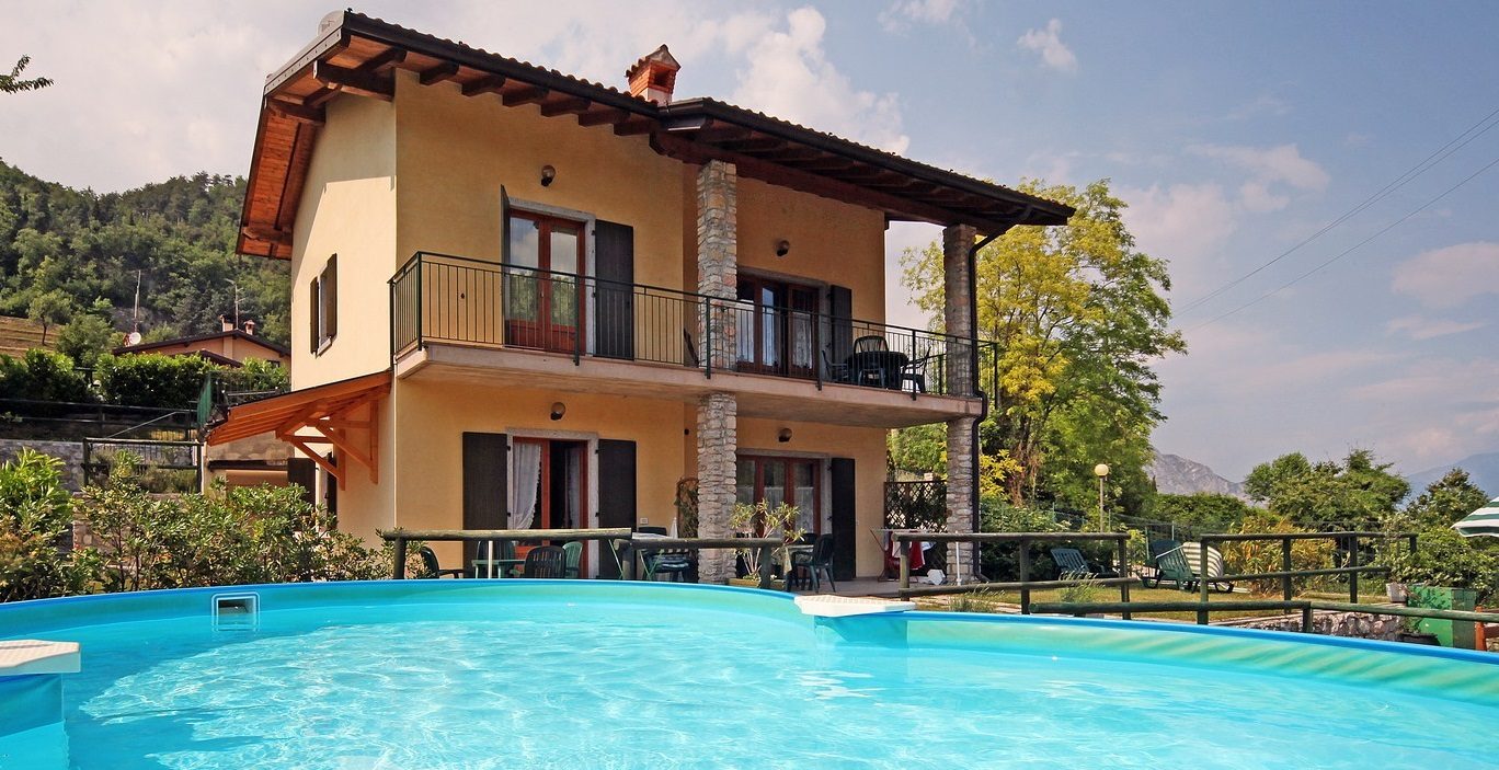 Piscina di Casa Susy con vista sulle colline di Tremosine sul Garda